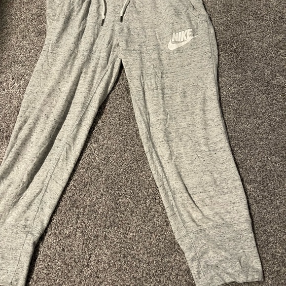 Lightweight cropped Nike joggers. GUC - Picture 1 of 3